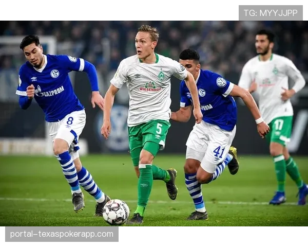 特写镜头：不莱梅老将弗里德尔被换下时，全场球迷起立鼓掌致敬