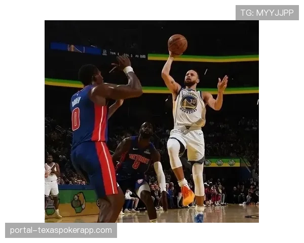 特写：库里赛后与父亲拥抱，庆祝生涯3500记三分里程碑